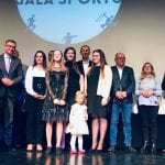 Grupa nagrodzonych i gości na scenie Wejherowskiej Gali Sportu, wśród nich dziewczynki w wieczorowych sukienkach i mężczyźni w garniturach, w tle podświetlona ścianka z napisem „Gala Sportu”