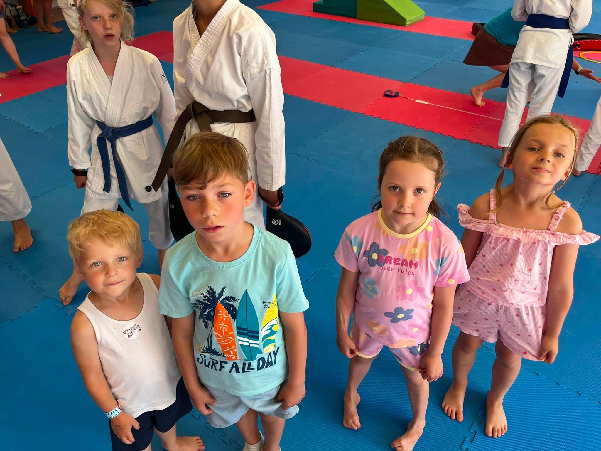 Turniej Przedszkolandia 2026 w dojo Karate Klubu Wejherowo - przedszkolaki w kimonach na macie (4)