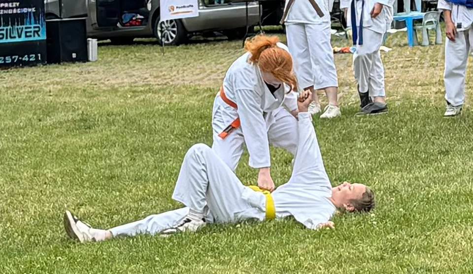 Pokaz karate tradycyjnego Karate Klubu Wejherowo podczas Kaszubskiego Dnia Sportu w parku Majkowskiego w Wejherowie (6)