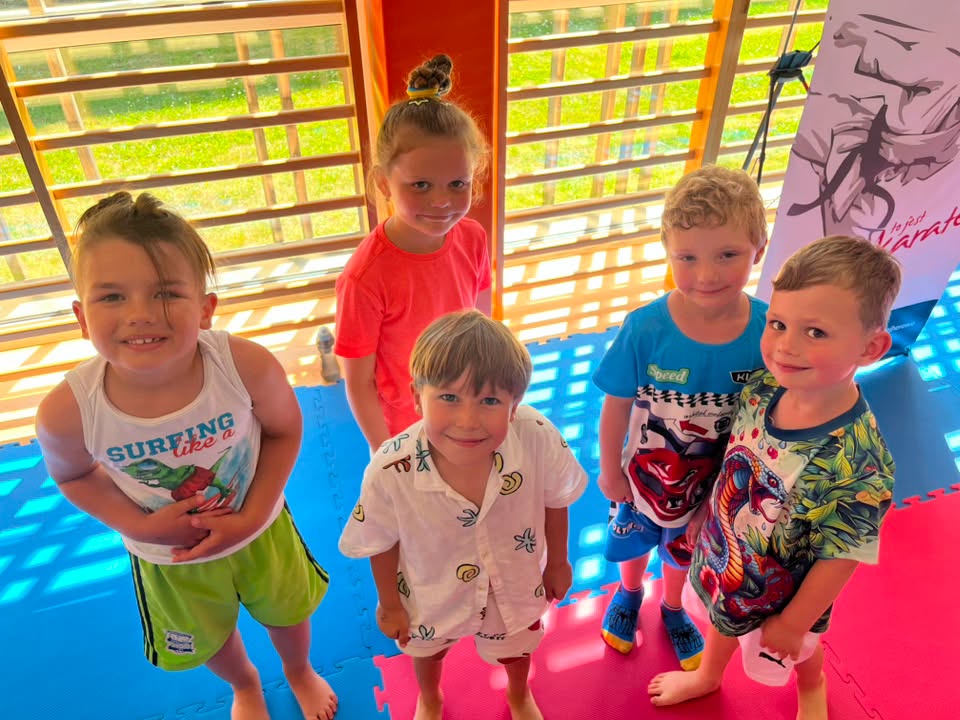 Turniej Przedszkolandia 2026 w dojo Karate Klubu Wejherowo - przedszkolaki w kimonach na macie (5)