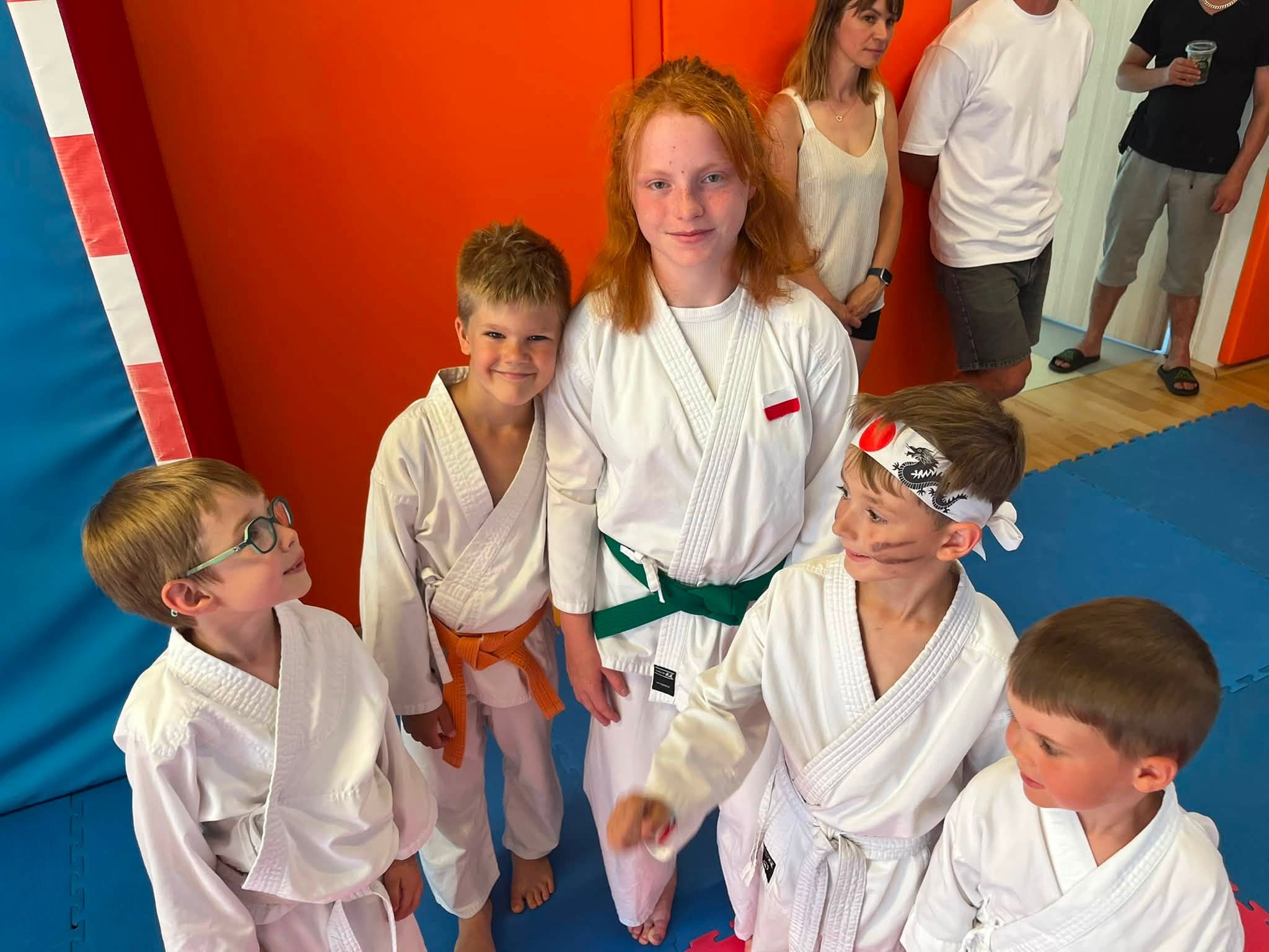 Turniej Przedszkolandia 2026 w dojo Karate Klubu Wejherowo - przedszkolaki w kimonach na macie (3)