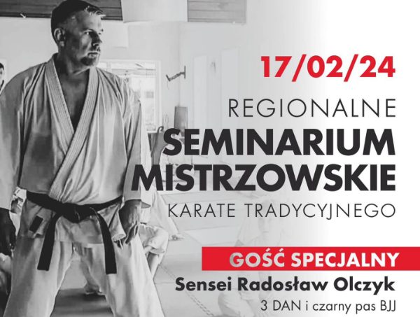 Kadr plakatu regionalnego seminarium mistrzowskiego 17 lutego 2024 z gościem specjalnym sensei Radosławem Olczykiem 3 DAN; czarno-białe zdjęcie instruktora w karategi w dojo