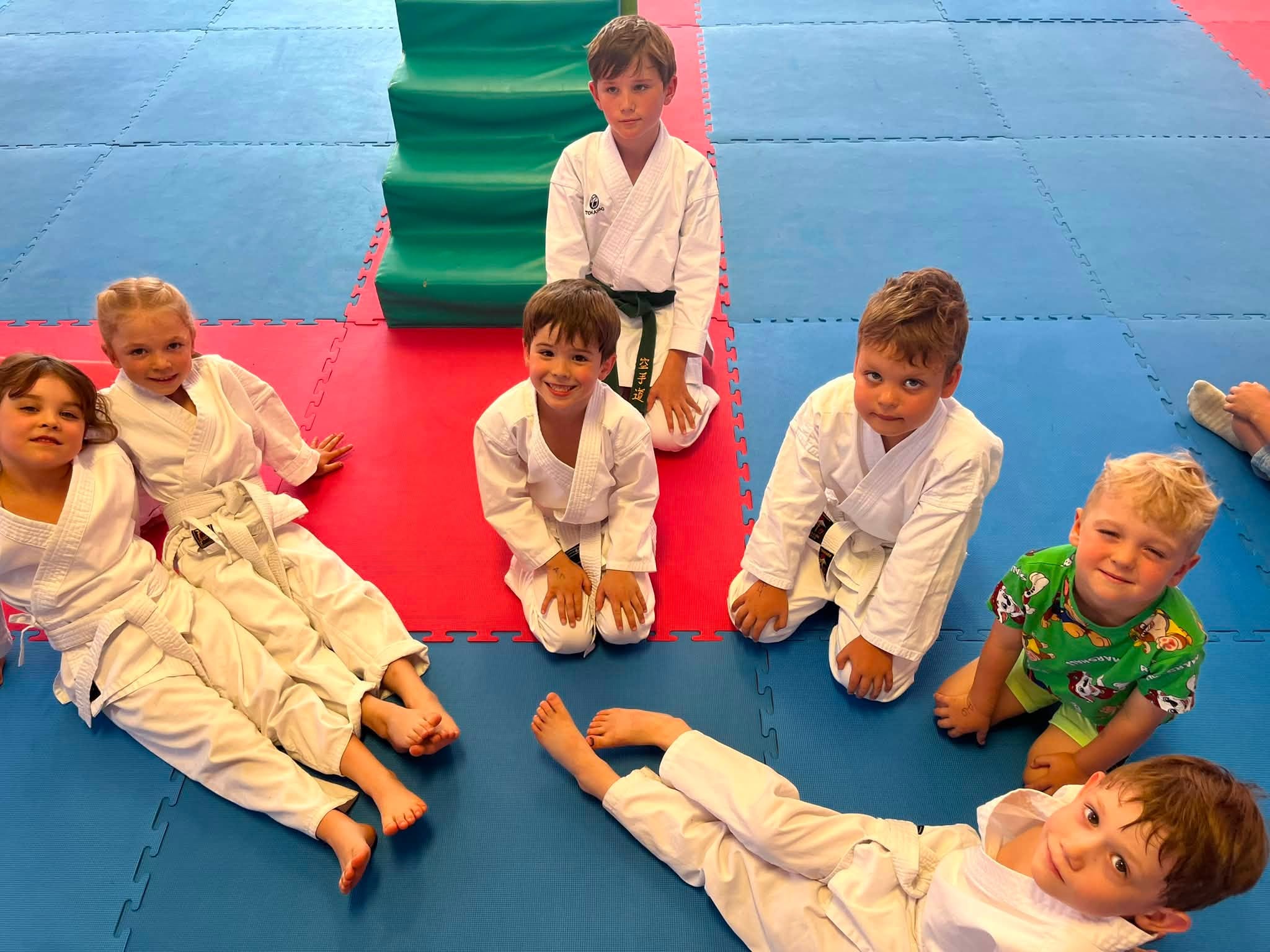 Turniej Przedszkolandia 2026 w dojo Karate Klubu Wejherowo - przedszkolaki w kimonach na macie (2)