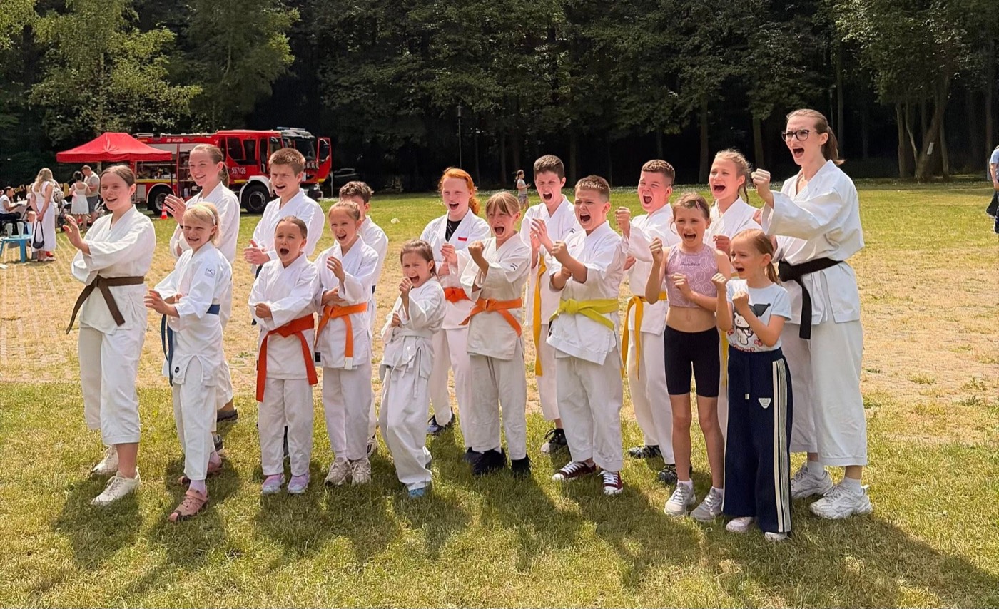 Pokaz karate tradycyjnego Karate Klubu Wejherowo podczas Kaszubskiego Dnia Sportu w parku Majkowskiego w Wejherowie (2)